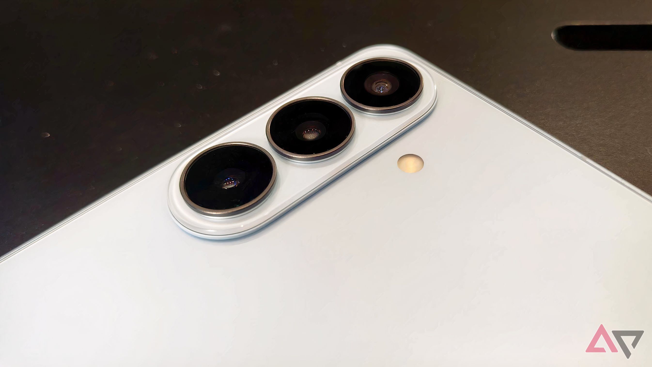 Il bump della fotocamera del Samsung Galaxy S26 Plus, che mostra i suoi tre obiettivi.