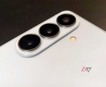 Saliência da câmera do Samsung Galaxy S26 Plus, mostrando suas três lentes.