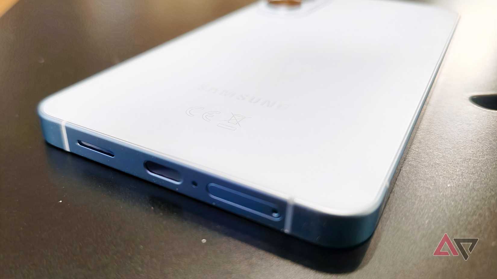 Bordo posteriore del Samsung Galaxy S26 Plus, che mostra la porta, la griglia dell'altoparlante e la porta SIM.