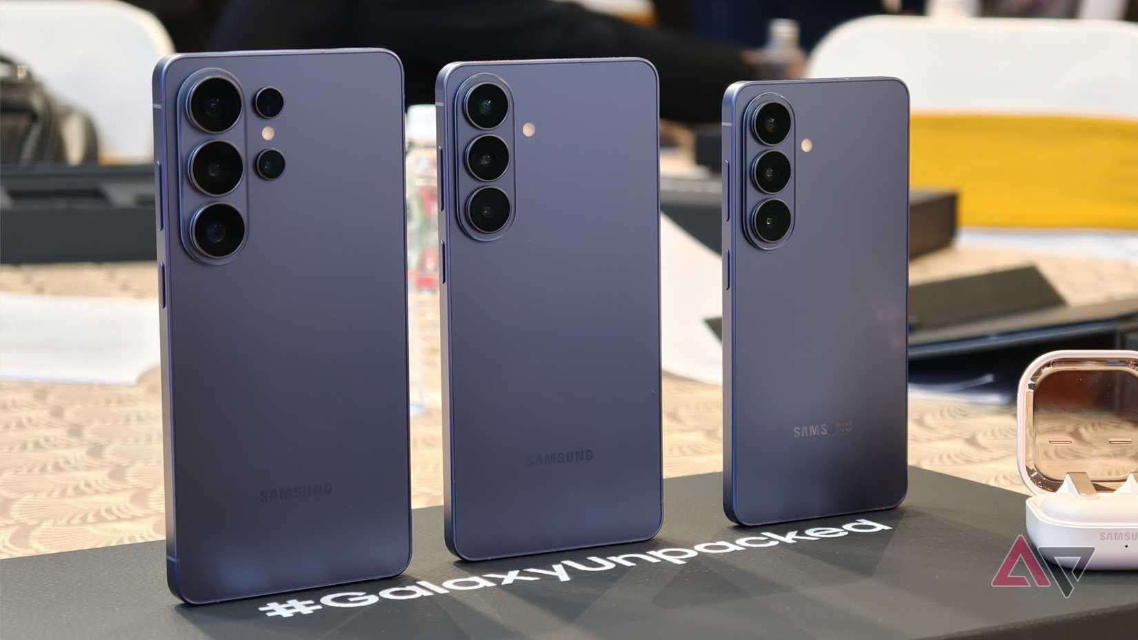 Telefoni della serie Samsung Galaxy S26 in piedi 