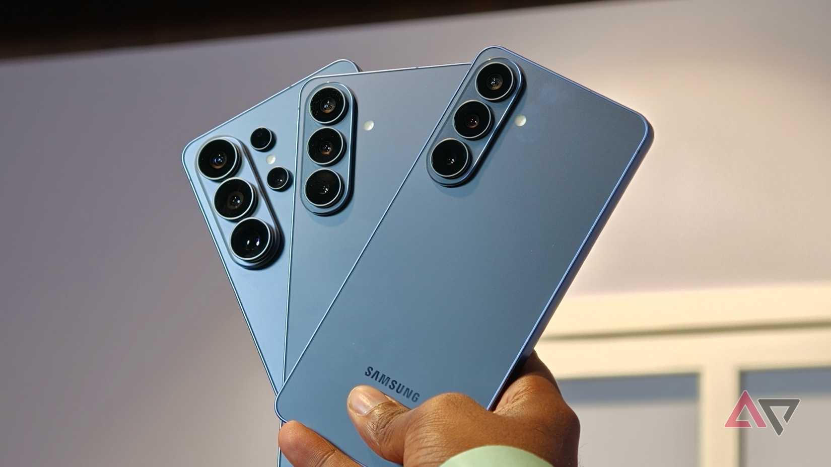 Serie Samsung Galaxy S26 in mano