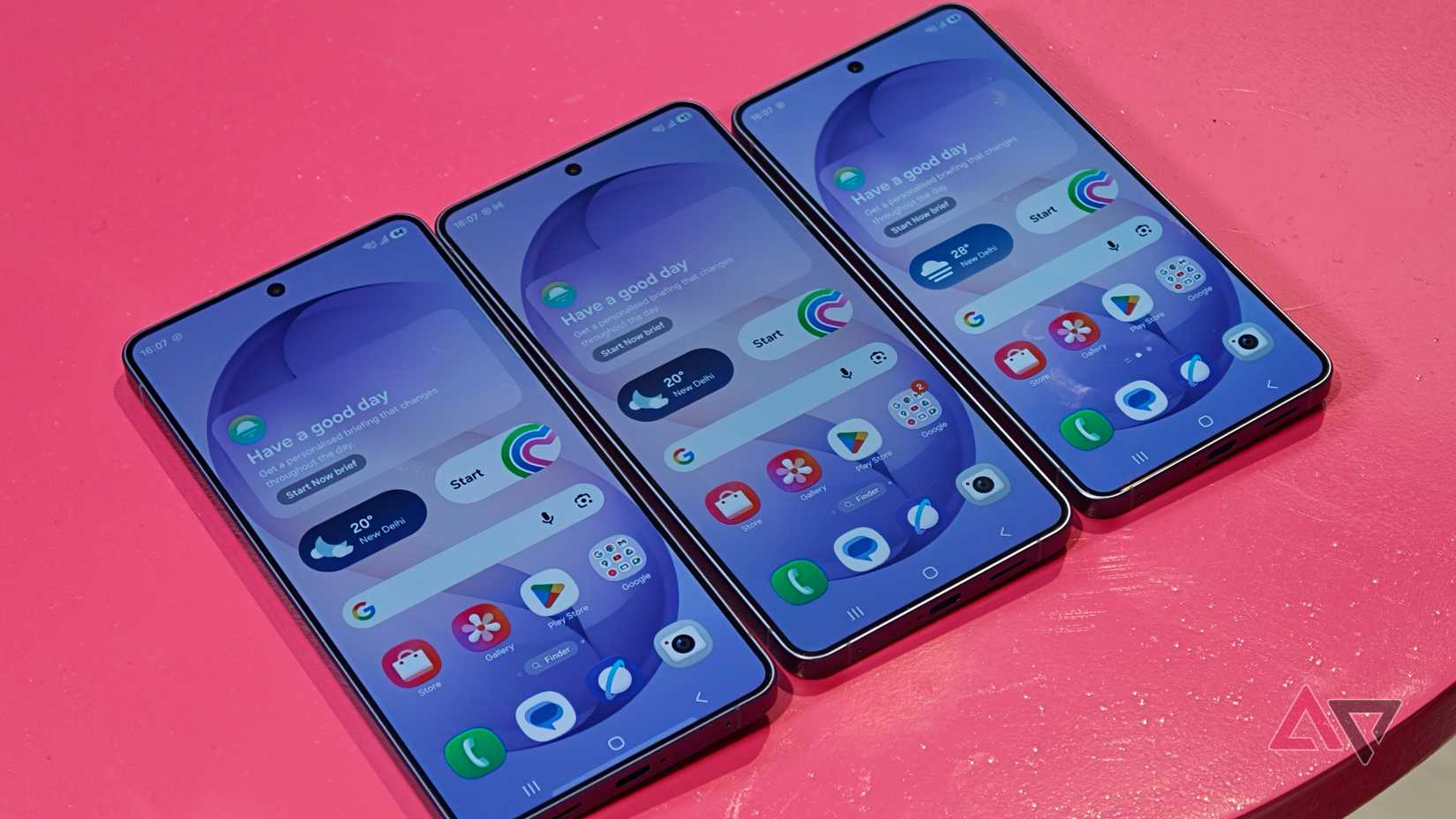 Série Samsung Galaxy S26 com exibição na tela inicial