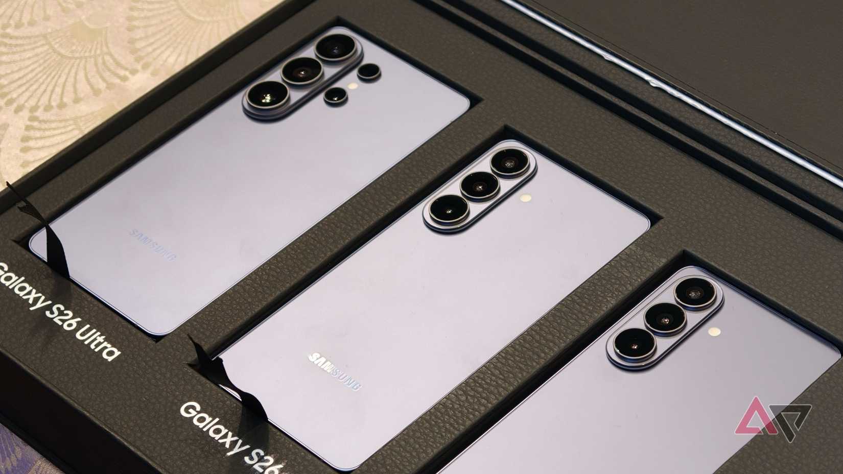 Telefones da série Galaxy S26 na caixa do kit de mídia