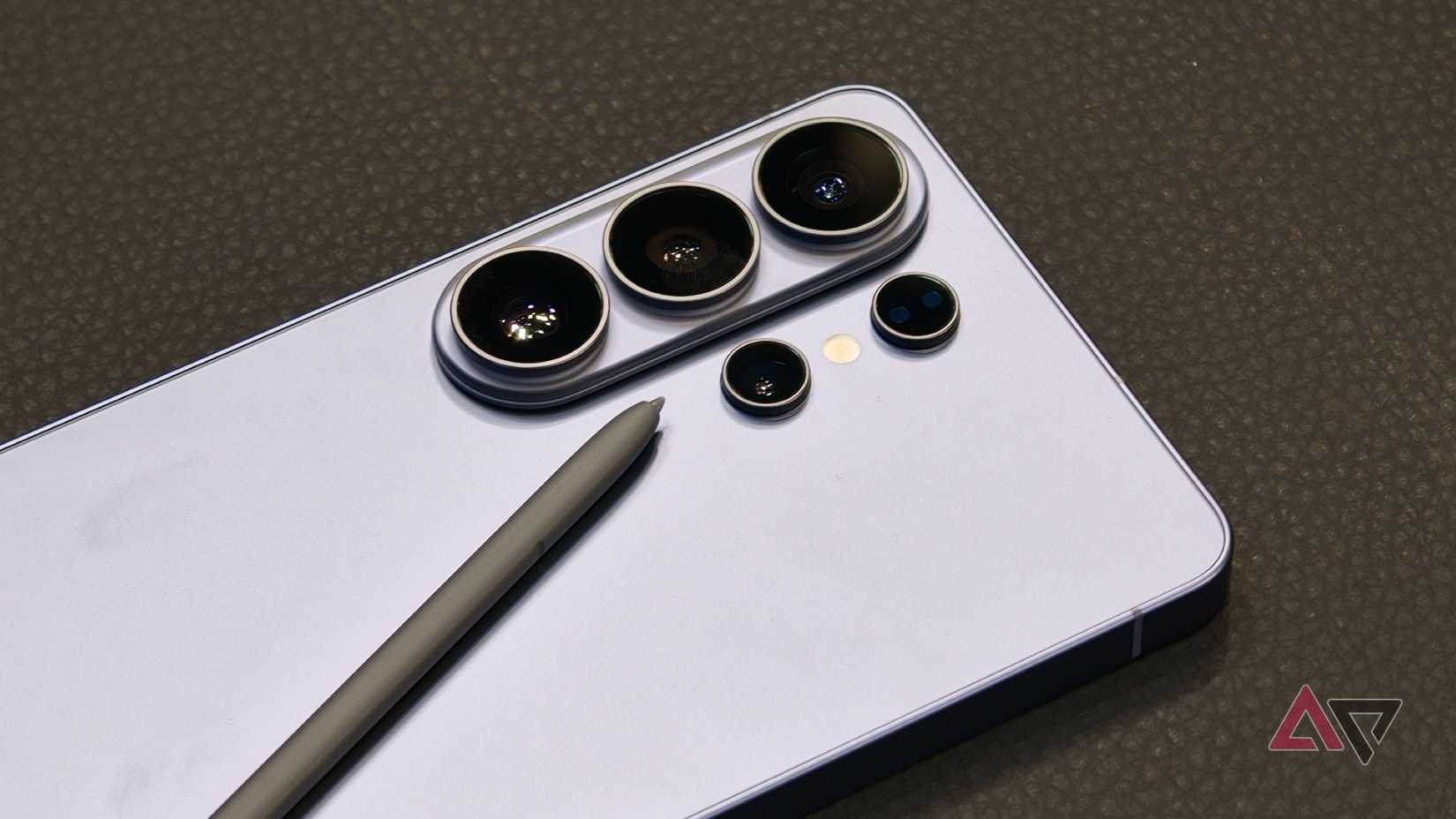 Fotocamera del Galaxy S26 Ultra con S Pen sulla parte superiore