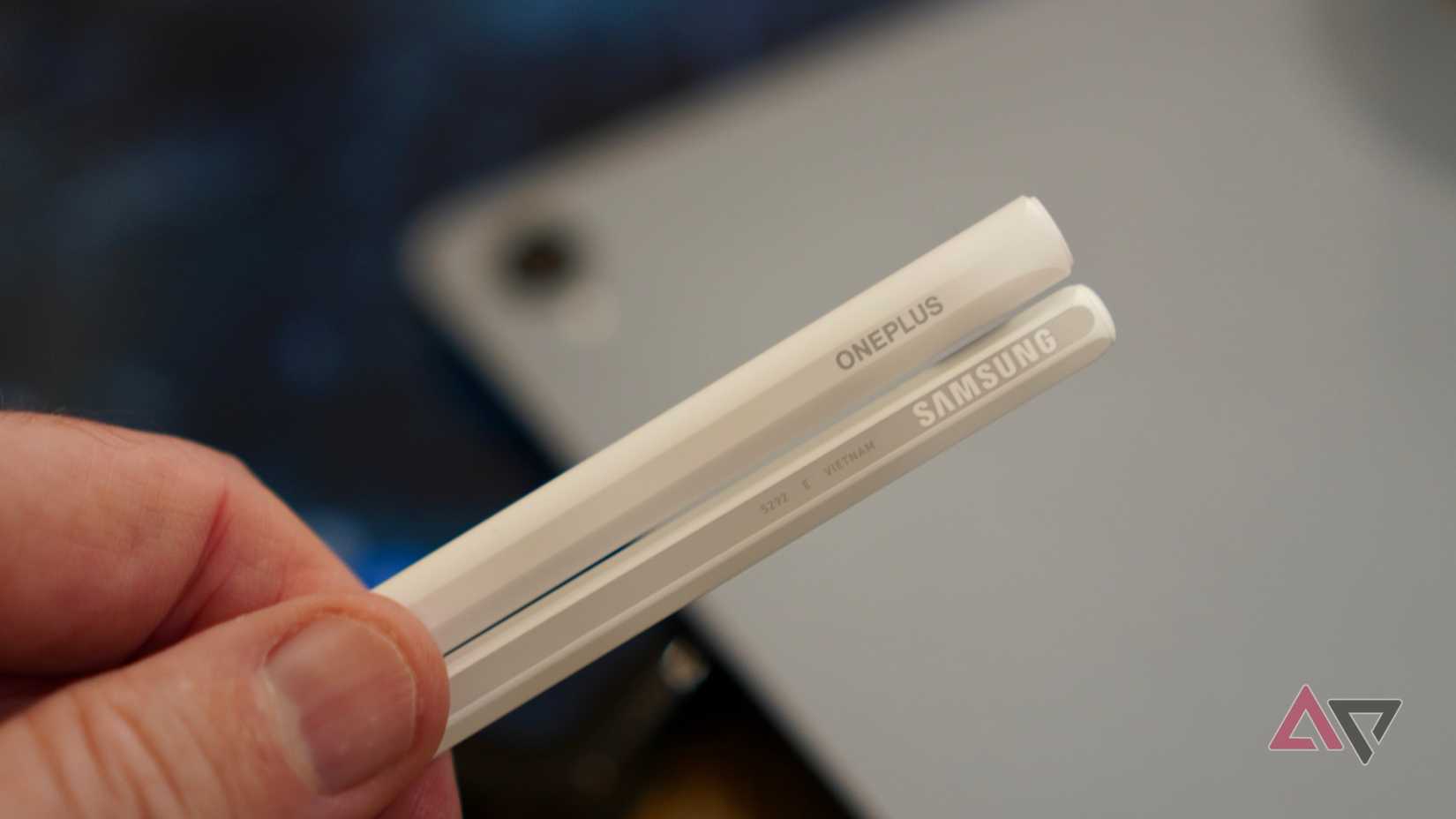 I loghi sulla Samsung S Pen e OnePlus Stylo