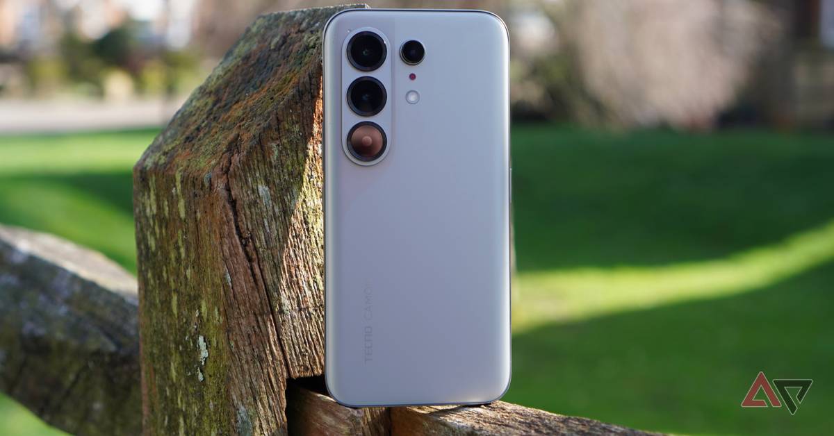 androidpolice.com - Andy Boxall - This phone brings back a design I wish Samsung used for the Galaxy S26