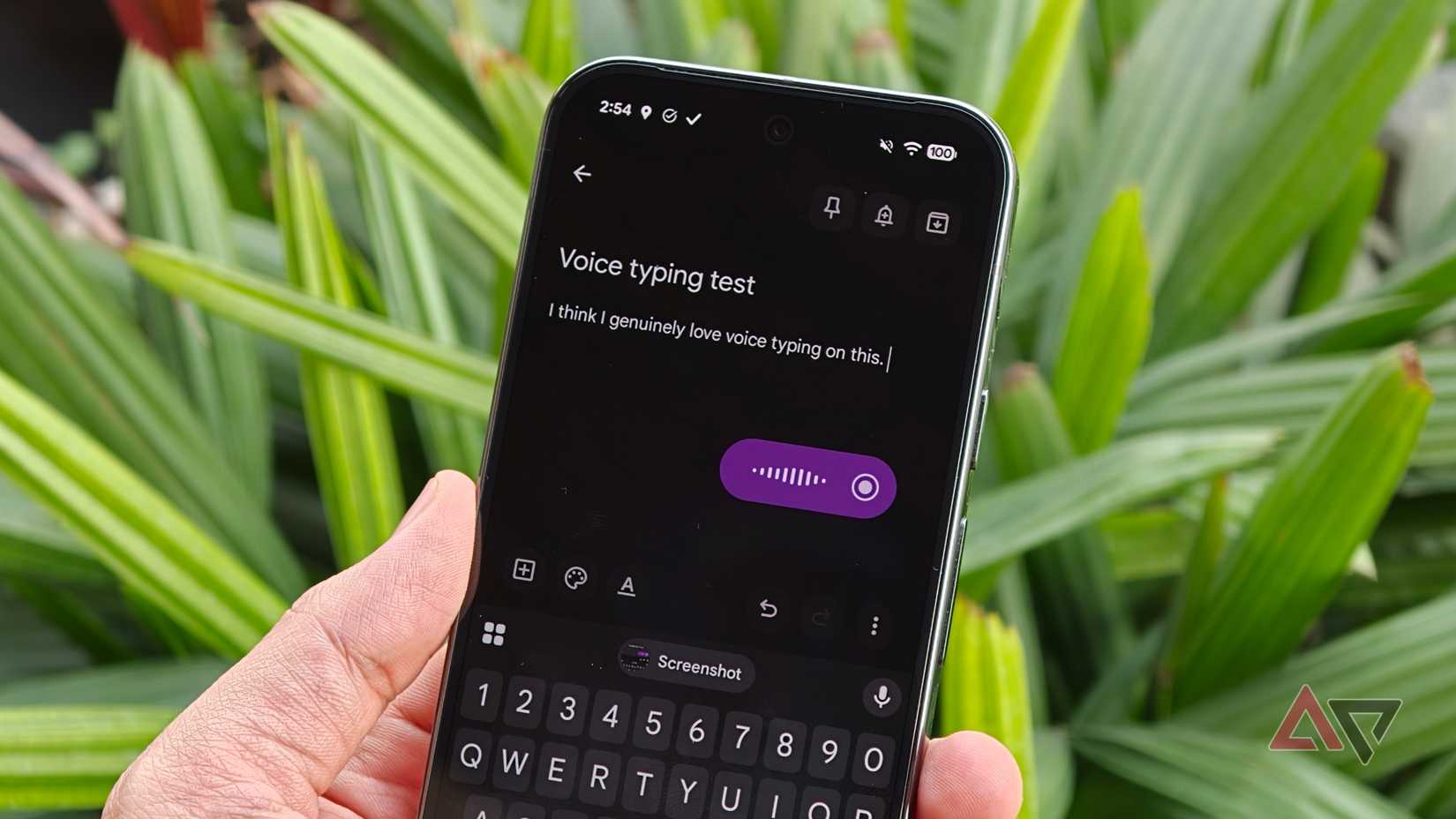 Tela de teste de digitação por voz aberta no smartphone ao ar livre com teclado visível