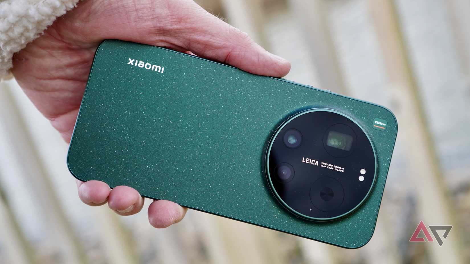 A person holding the Xiaomi 17 Ultra