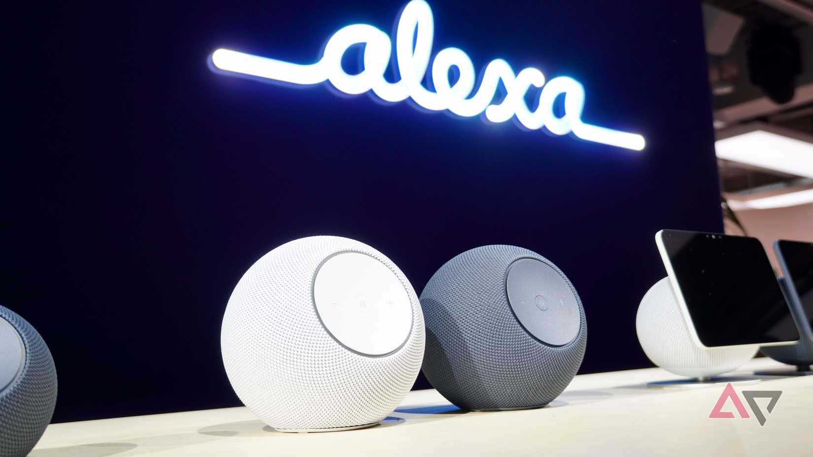 Dispositivos Amazon na frente do logotipo Alexa