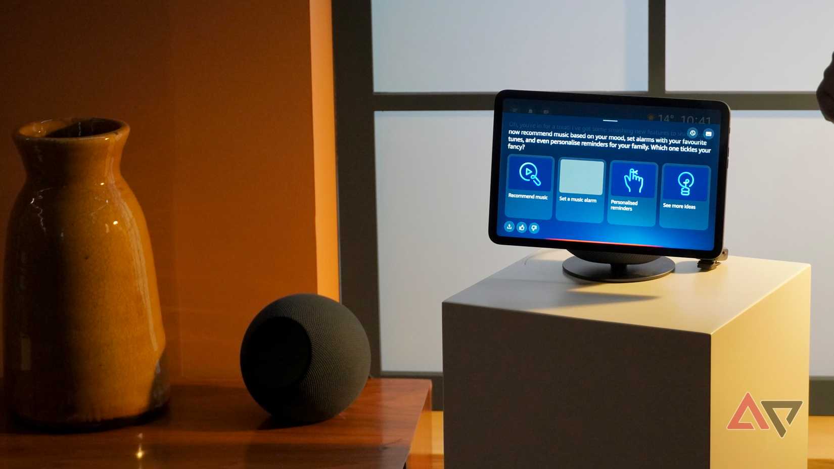 Um dispositivo Amazon mostrando Alexa+ e diferentes comandos