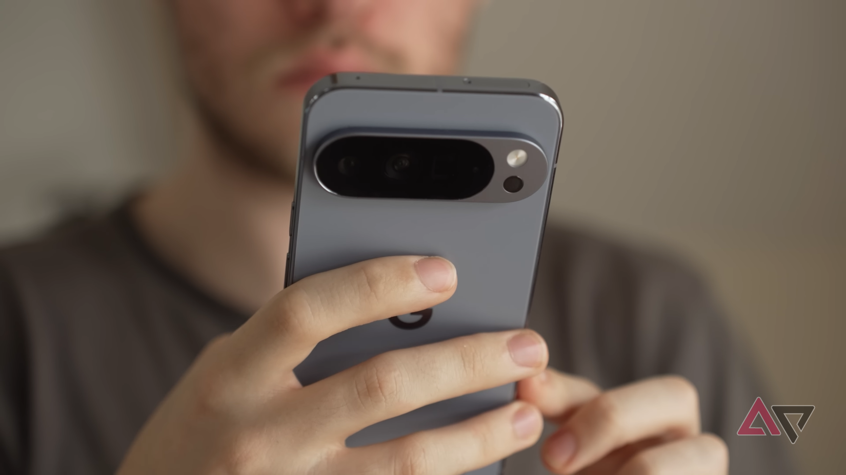 Google Pixel 10 Pro em mãos