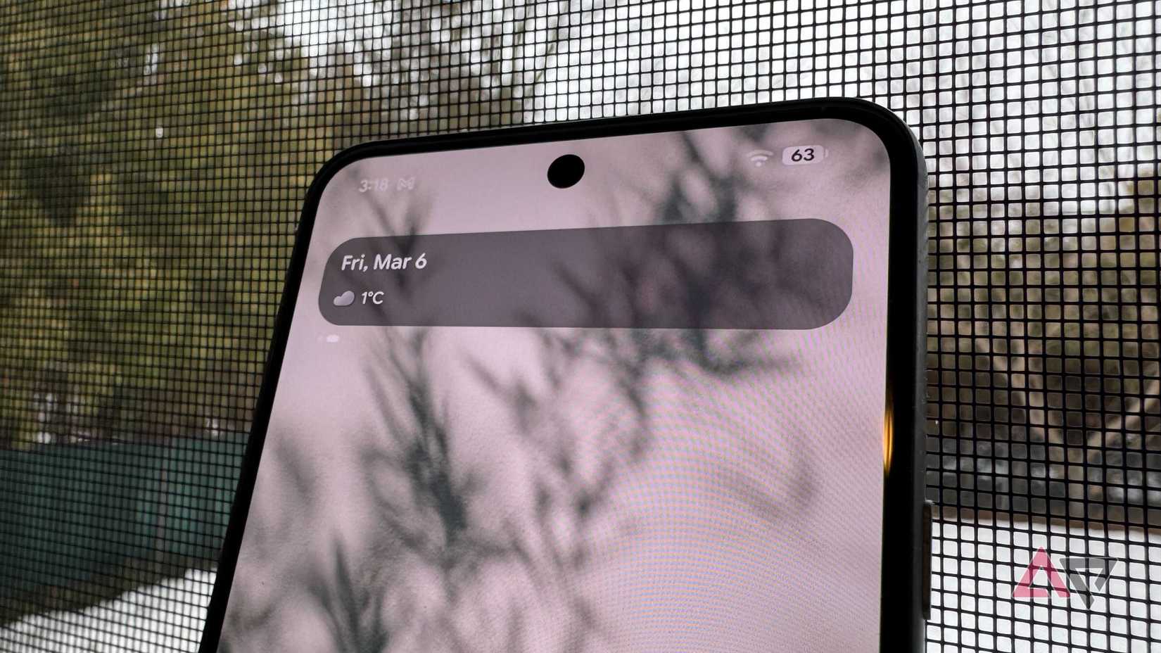 Uma imagem destacando o widget At a Glance com a pílula contrastante.