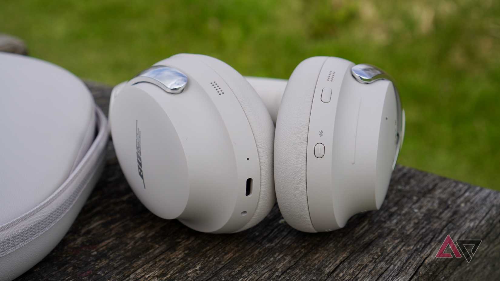 Os controles dos fones de ouvido Bose QuietComfort Ultra (2ª geração)