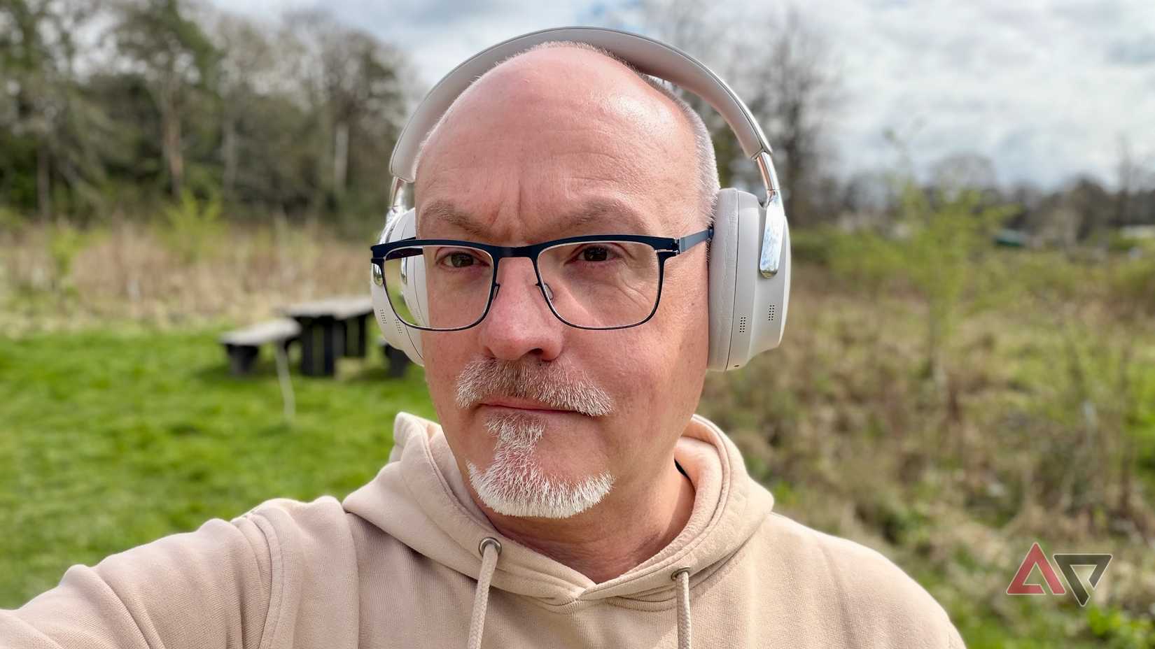 Uma pessoa usando fones de ouvido Bose QuietComfort Ultra (2ª geração)