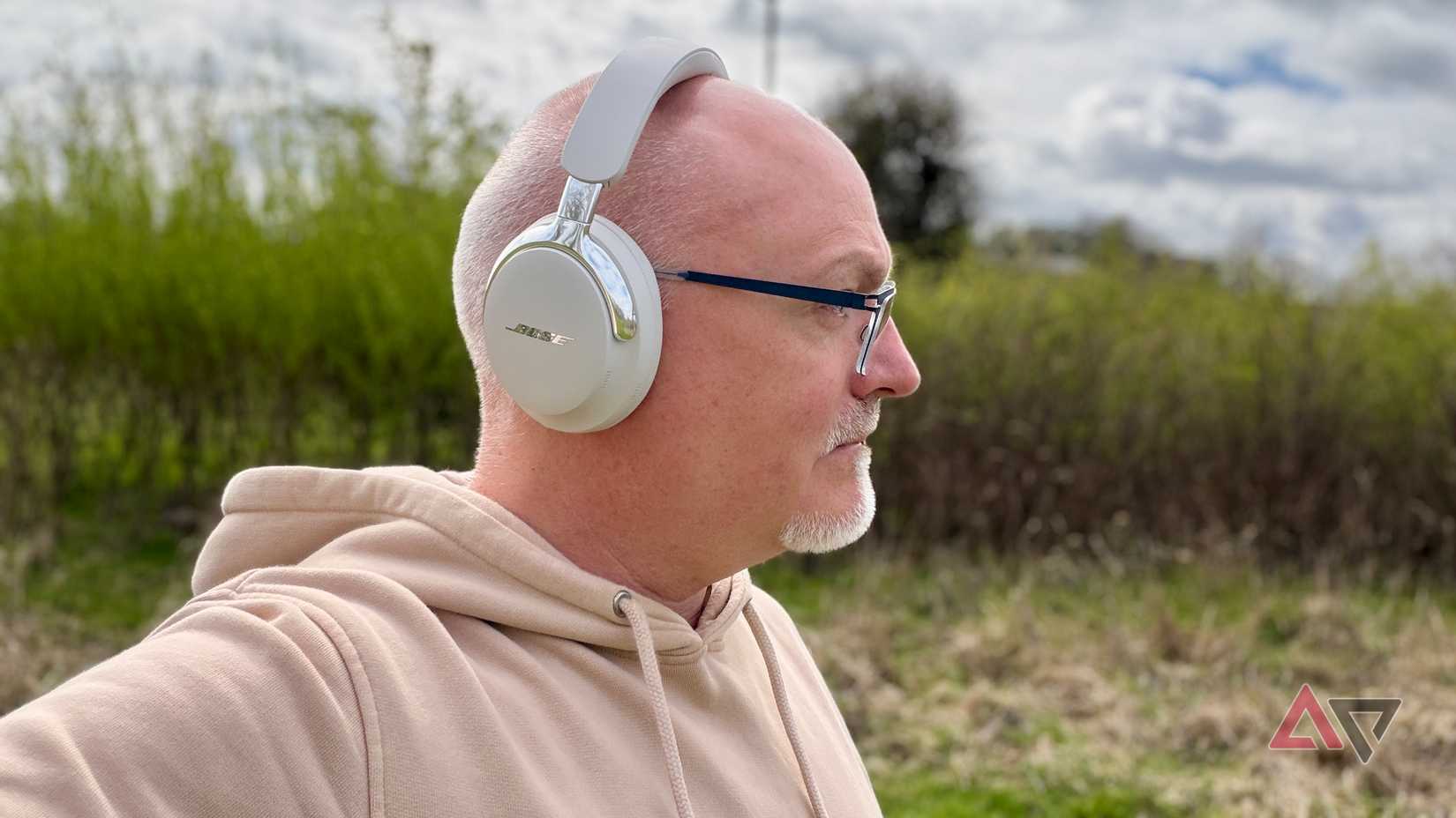 Uma pessoa usando fones de ouvido Bose QuietComfort Ultra (2ª geração)