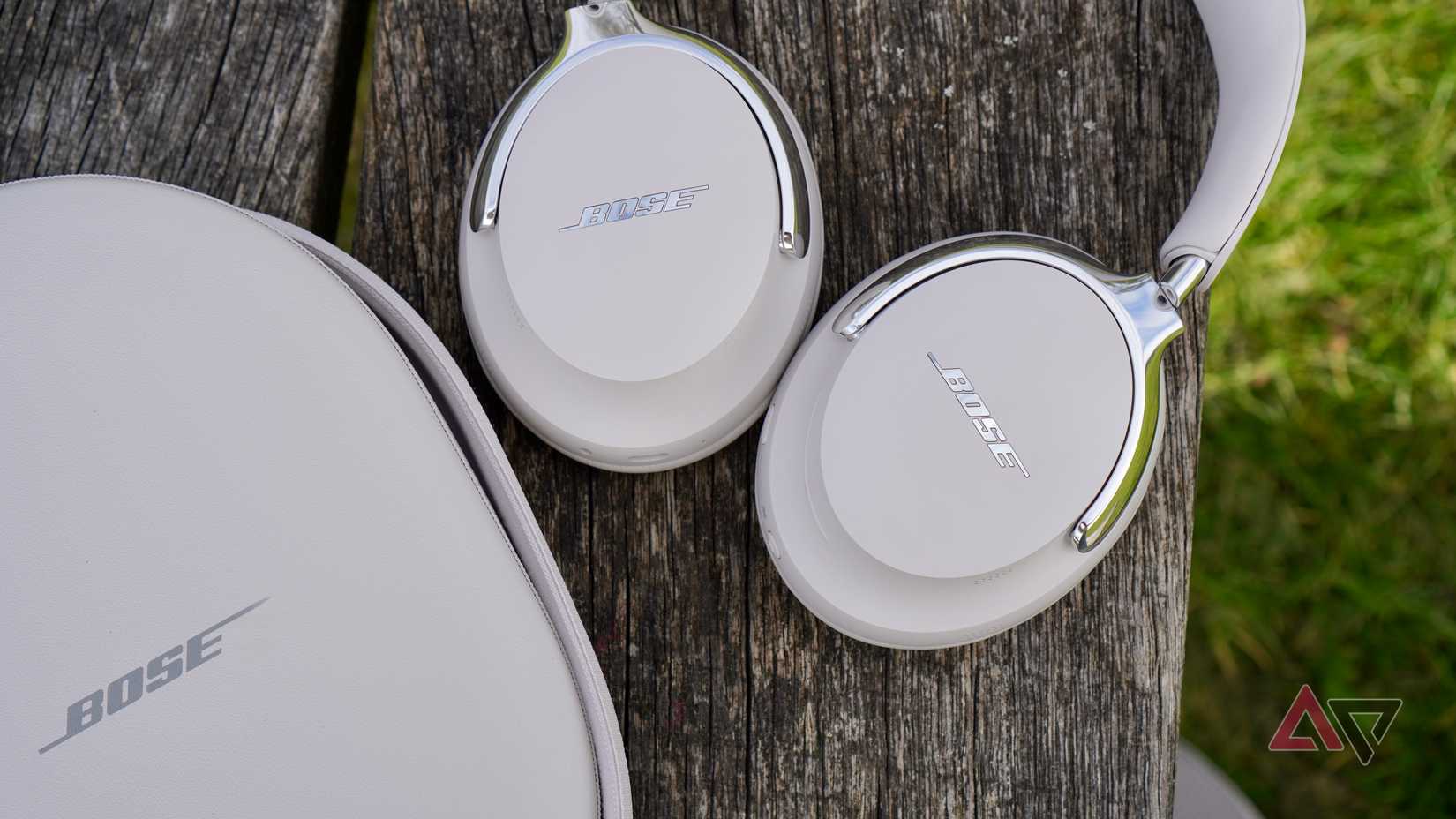 O logotipo nos fones de ouvido Bose QuietComfort Ultra (2ª geração)