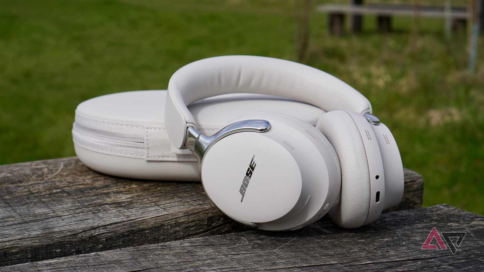 A lateral dos fones de ouvido Bose QuietComfort Ultra (2ª geração)