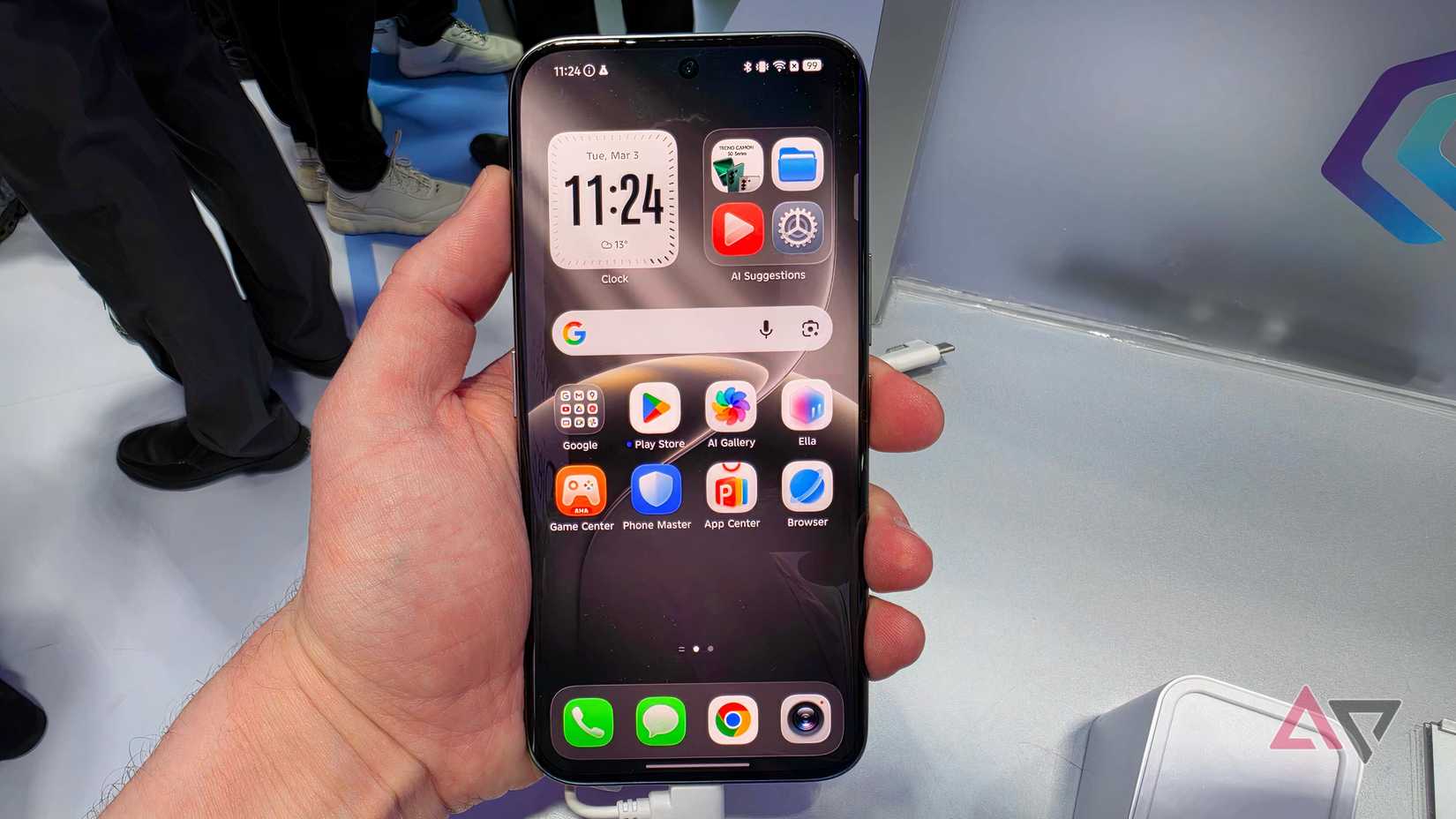 O Tecno Camon 50 na mão de um homem.