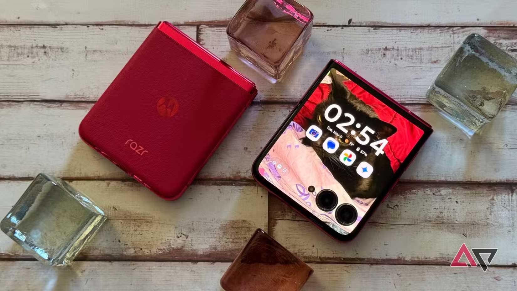 Motorola Razr+ 2025 ao lado de cubos