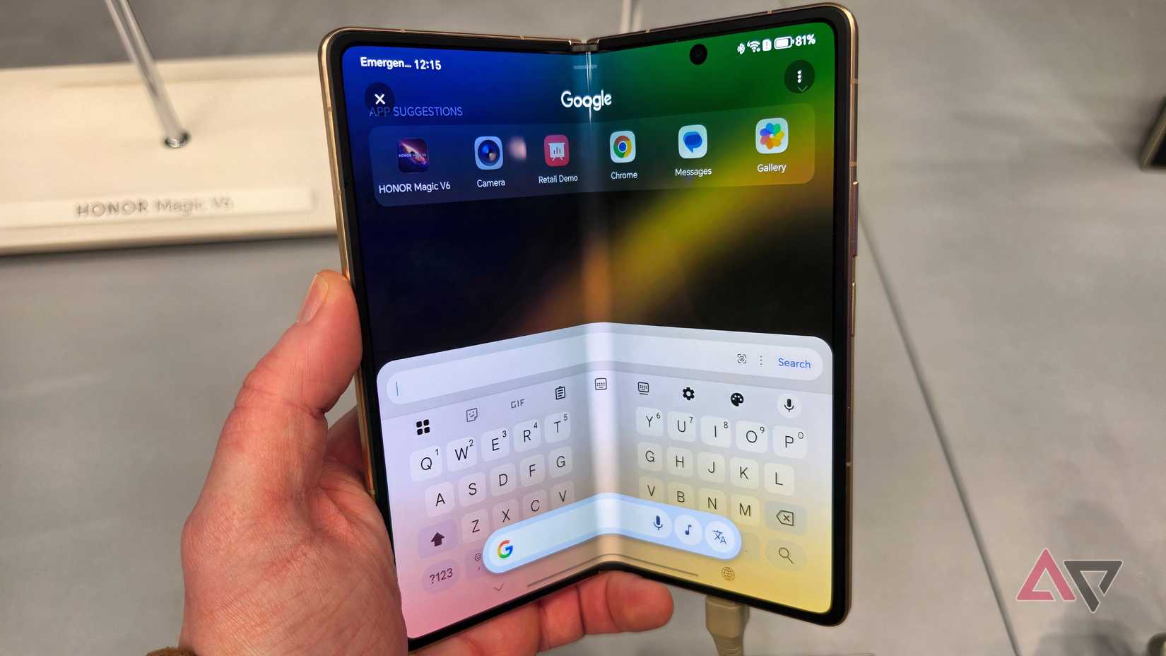 Il display interno dell’Honor Magic V6, a metà piegatura.