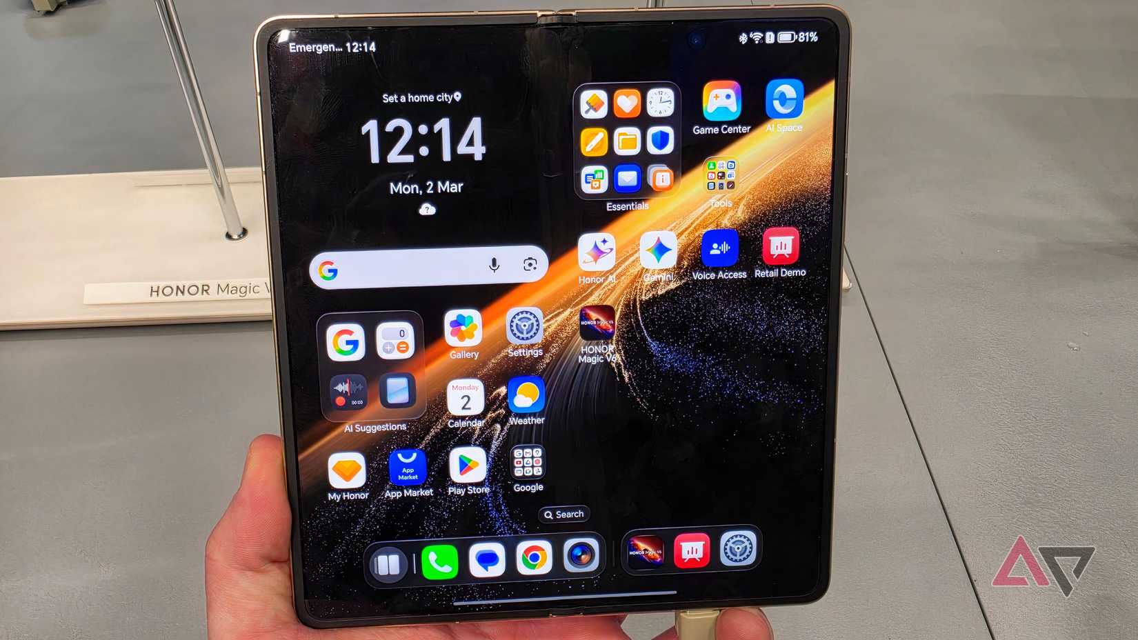 O Honor Magic V6 aberto, mostrando desgaste visível da tela.