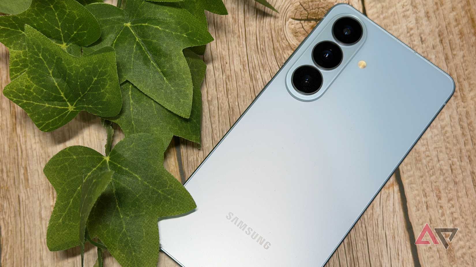 Samsung Galaxy S26 em azul celeste com uma planta