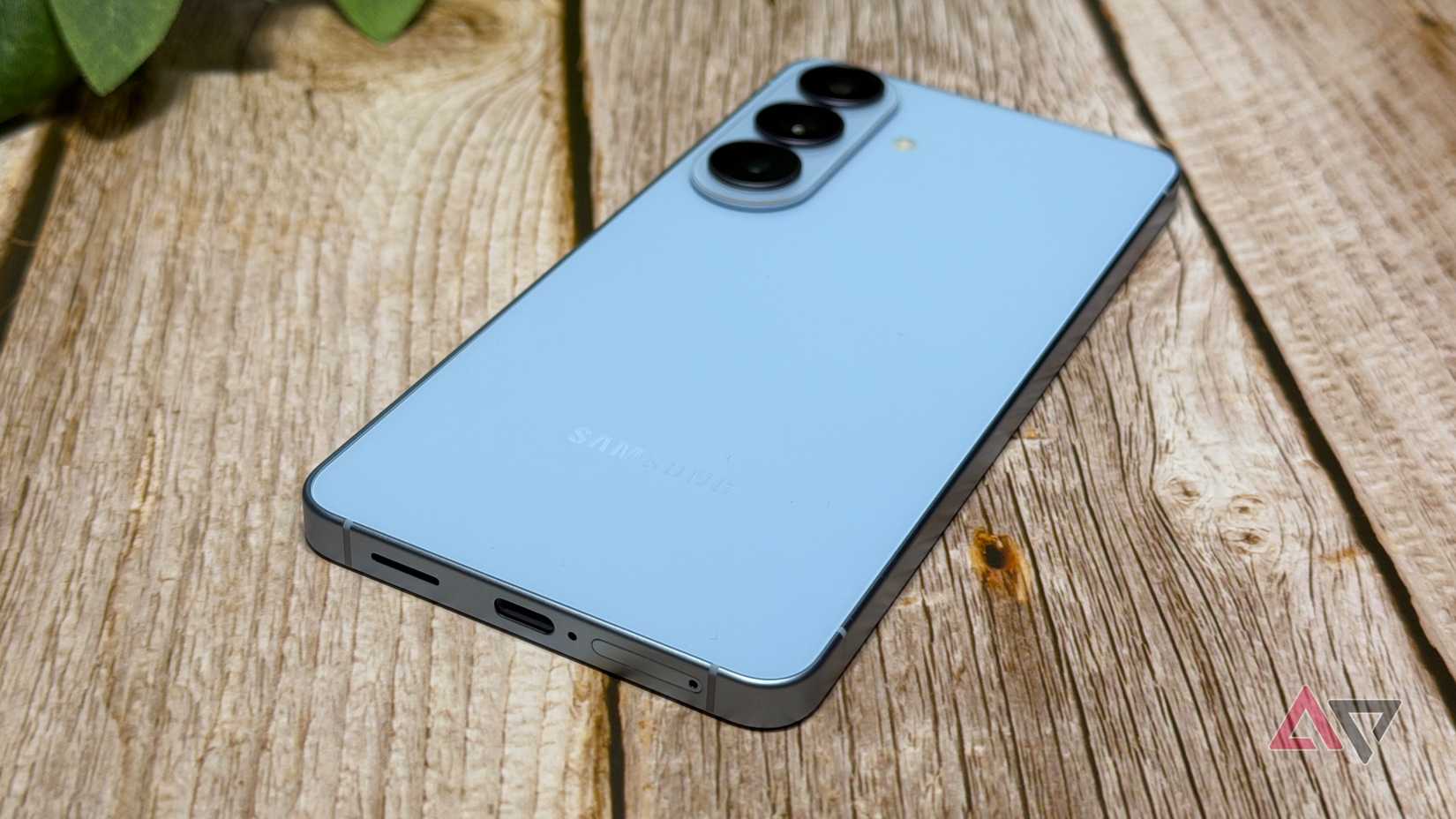 Samsung Galaxy S26 em uma mesa de madeira