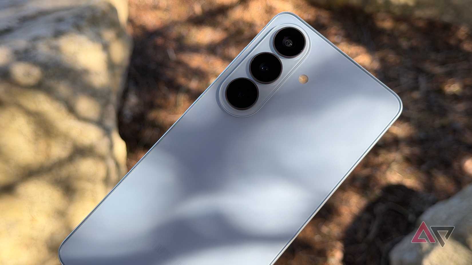 Samsung Galaxy S26 em azul celeste com sombras