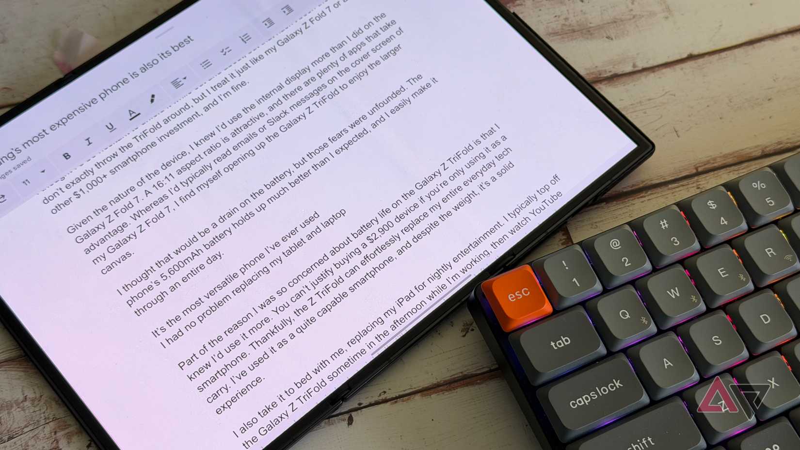 Samsung Galaxy Z TriFold com teclado