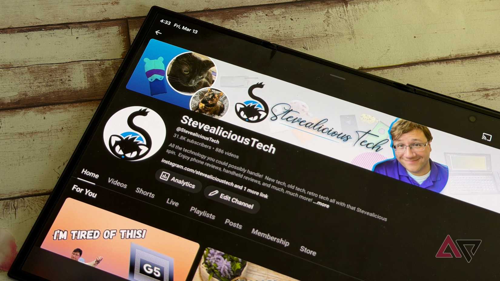 Samsung Galaxy Z TriFold mostrando o YouTube