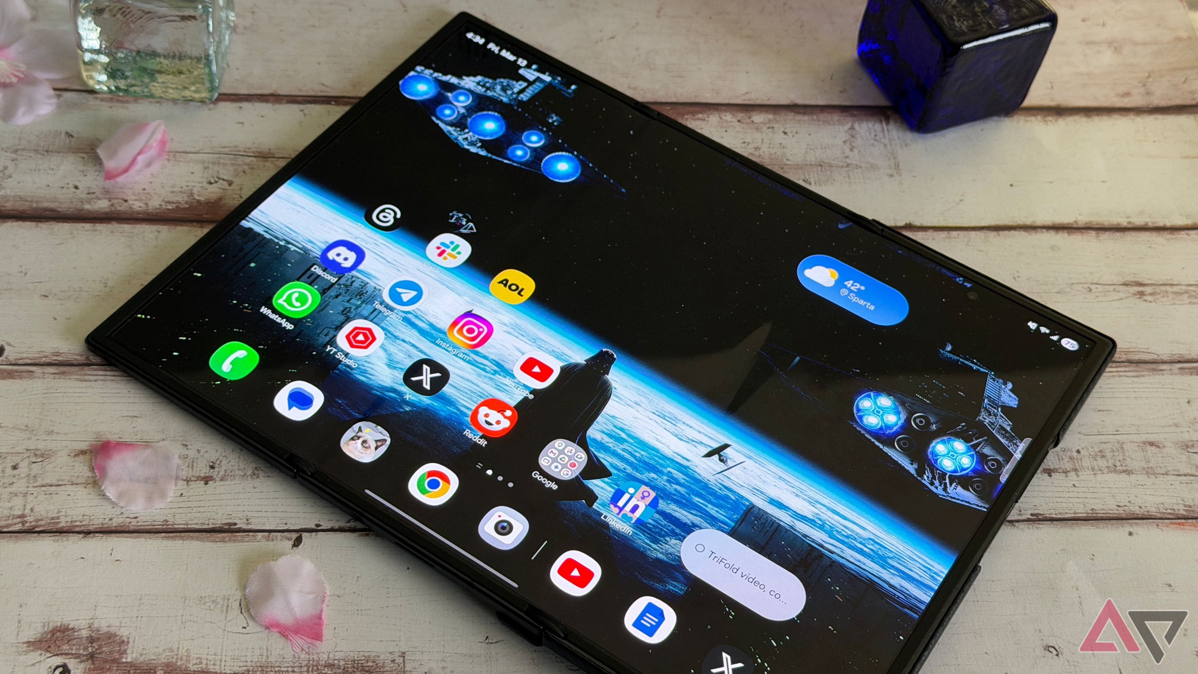 Samsung Galaxy Z TriFold colocado em uma mesa