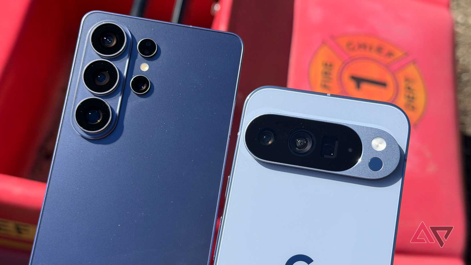 Galaxy S26 Ultra e Pixel 10 Pro XL ao lado de um caminhão de bombeiros de brinquedo