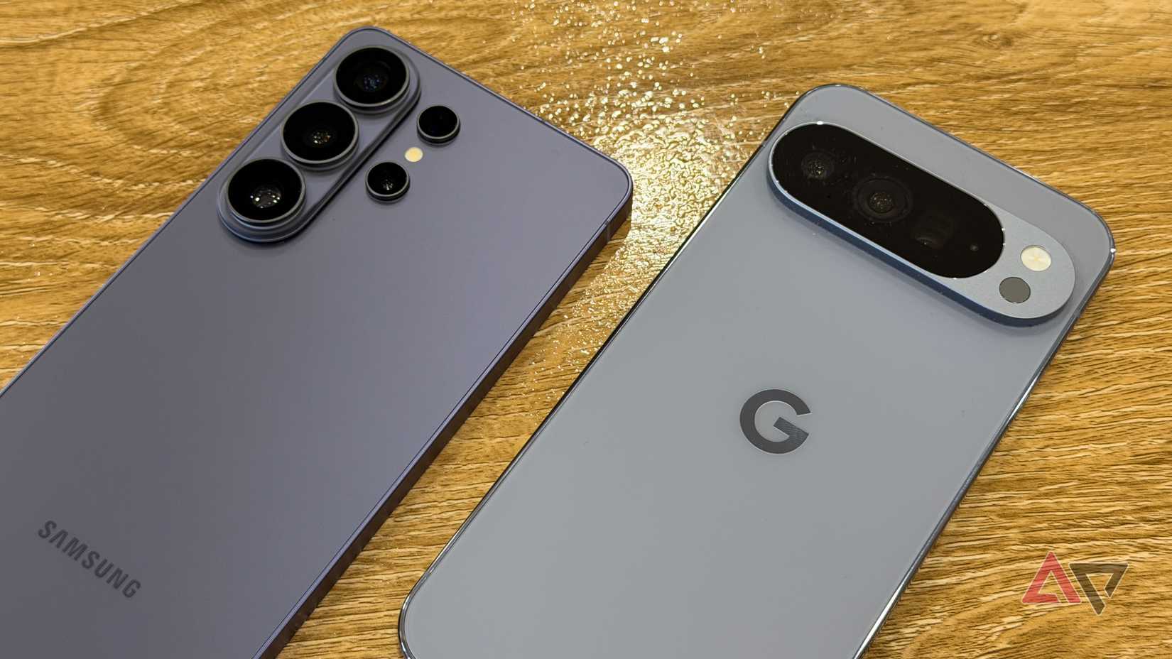 Samsung Galaxy S26 Ultra e Pixel 10 Pro em uma mesa marrom