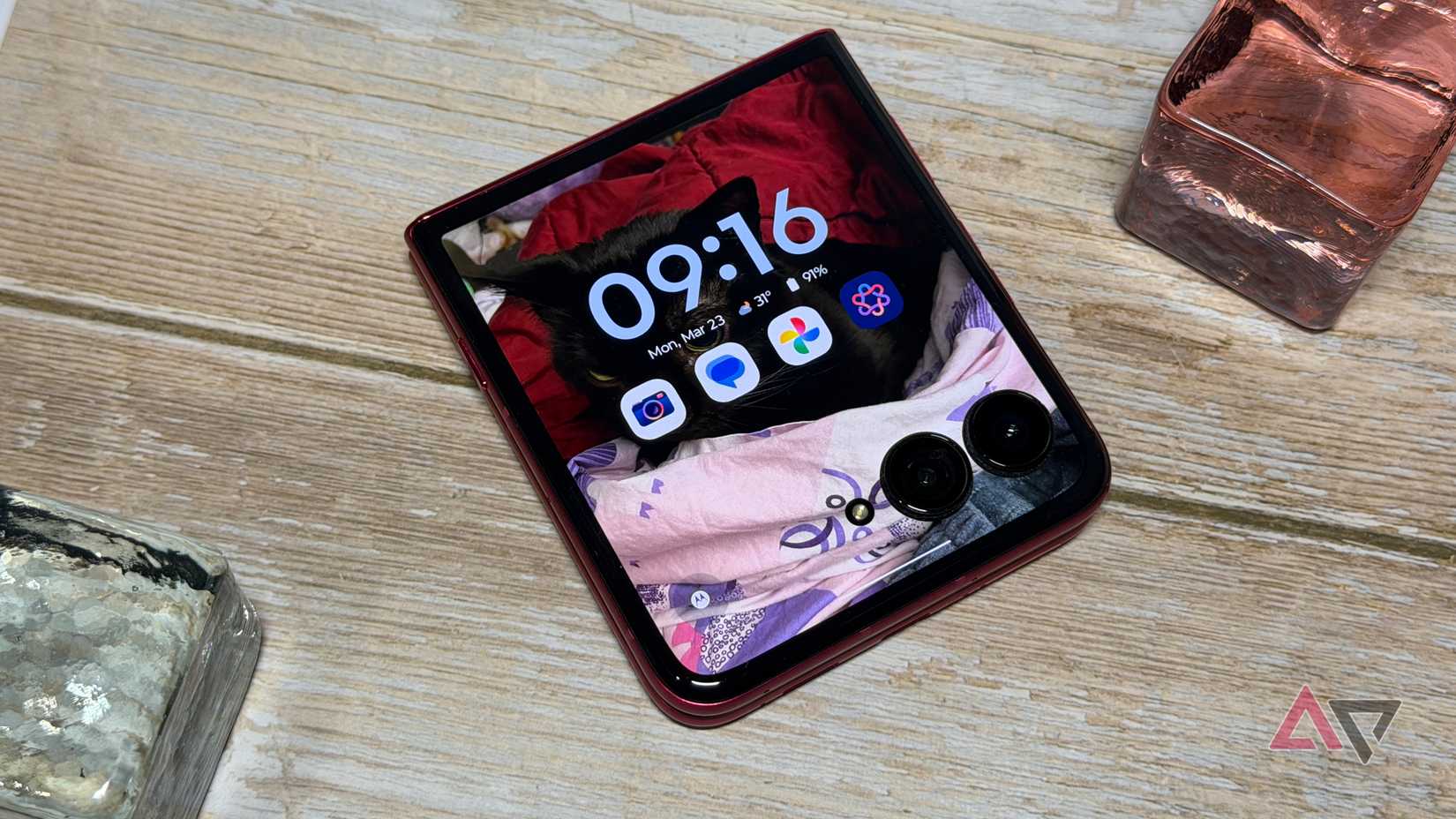 Tela externa do Motorola Razr Ultra no Android 16