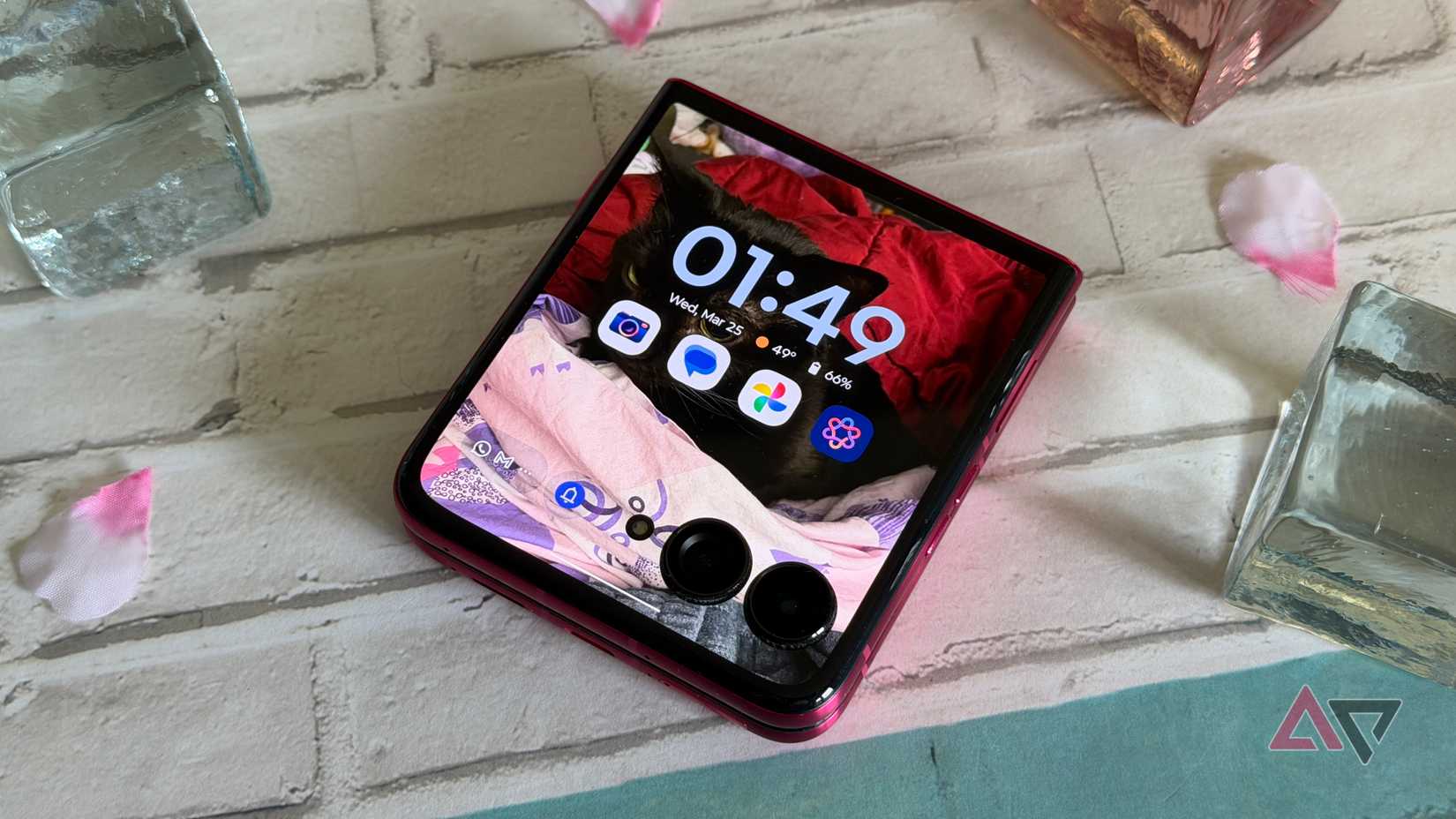 Tela externa do Motorola Razr Ultra com Android 16