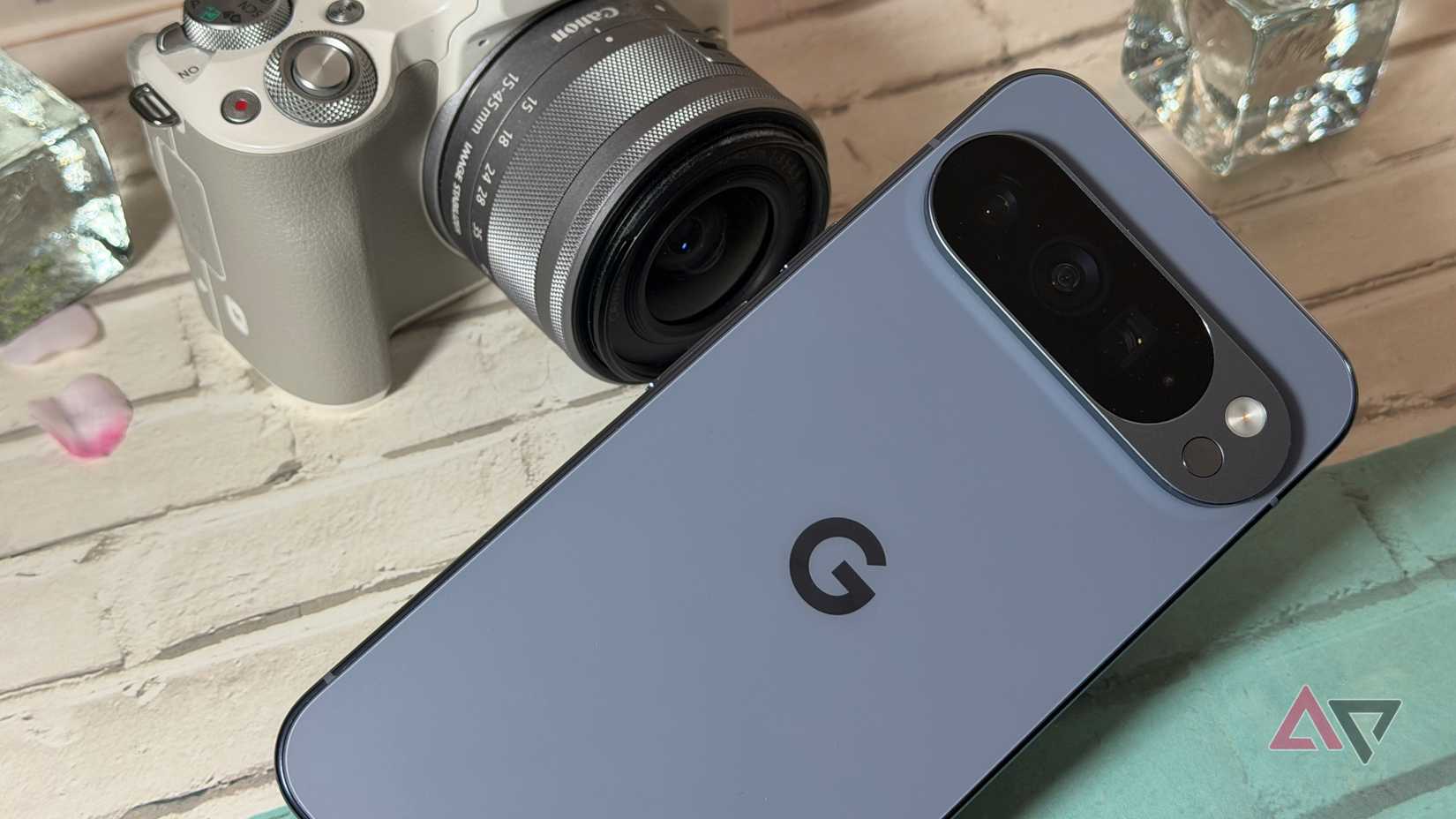 Google Pixel 10 Pro XL ao lado de uma câmera Canon M50