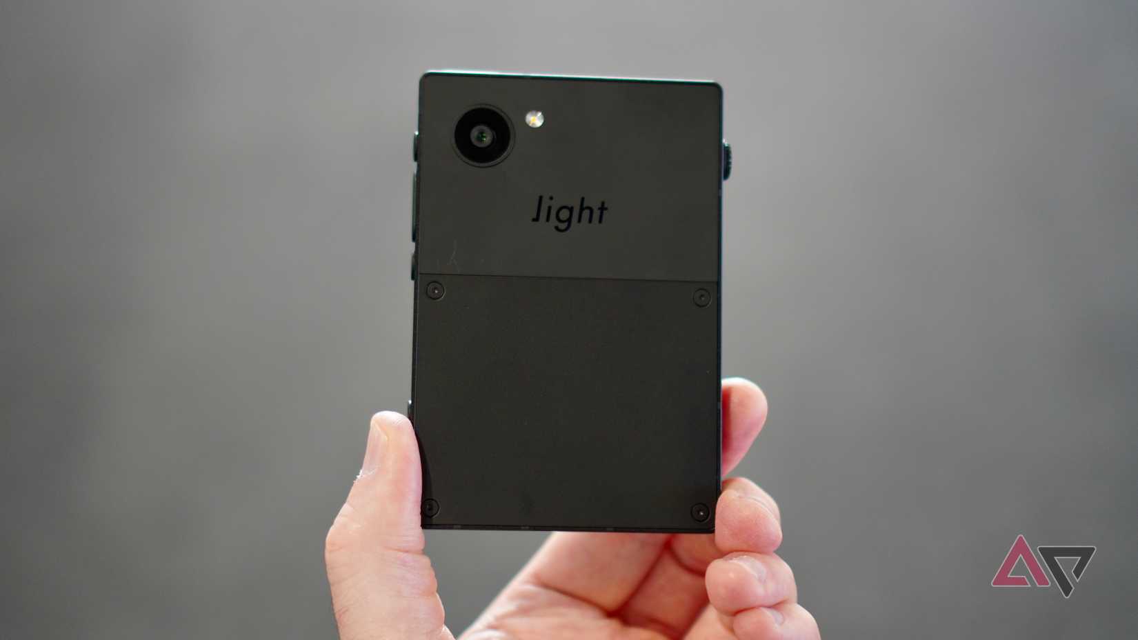 Uma pessoa segurando o Light Phone 3