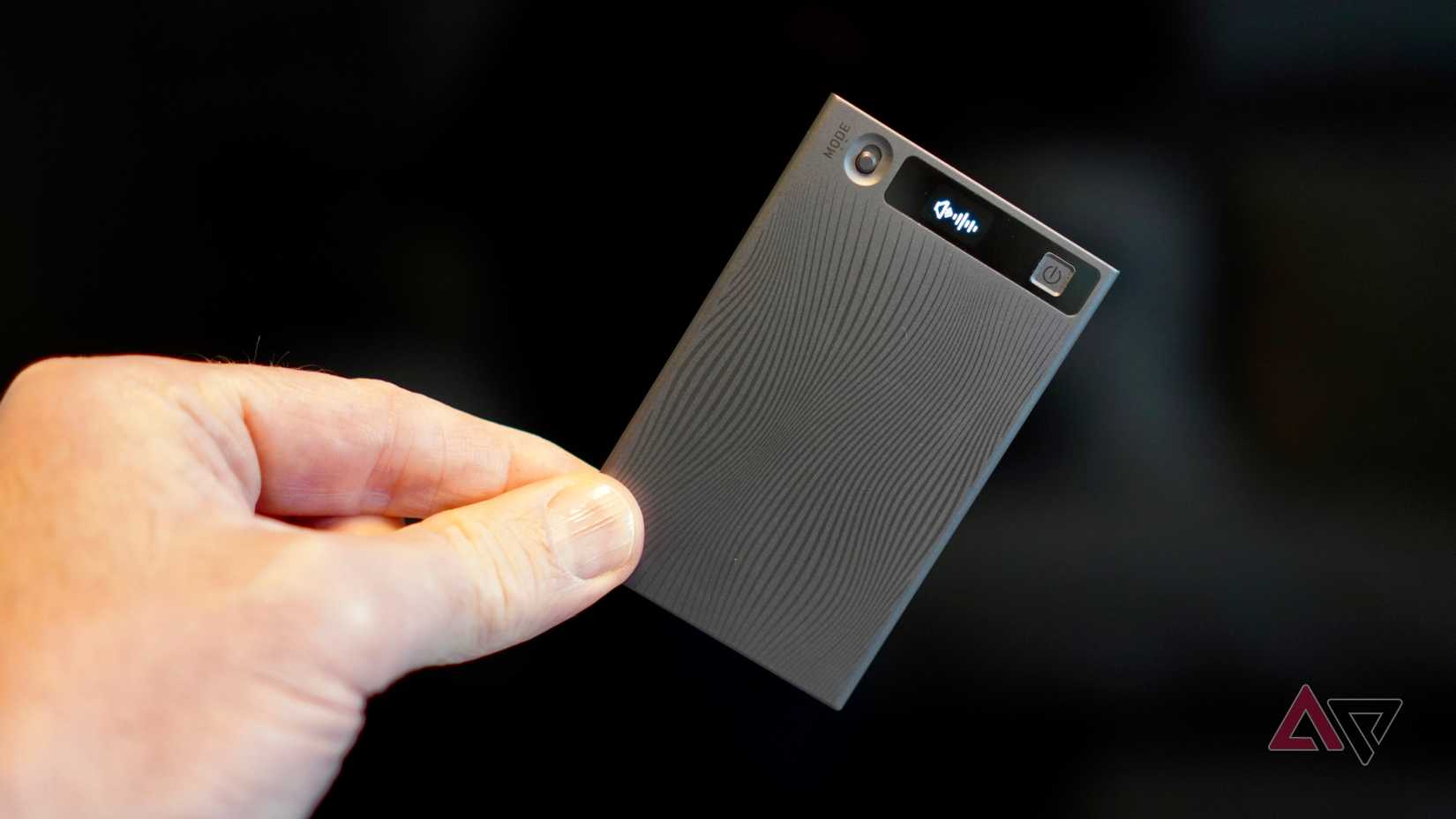 Uma pessoa segurando o Mobvoi TicNote