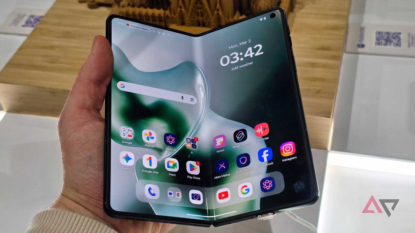 O Motorola Razr Fold, aberto em ângulo.