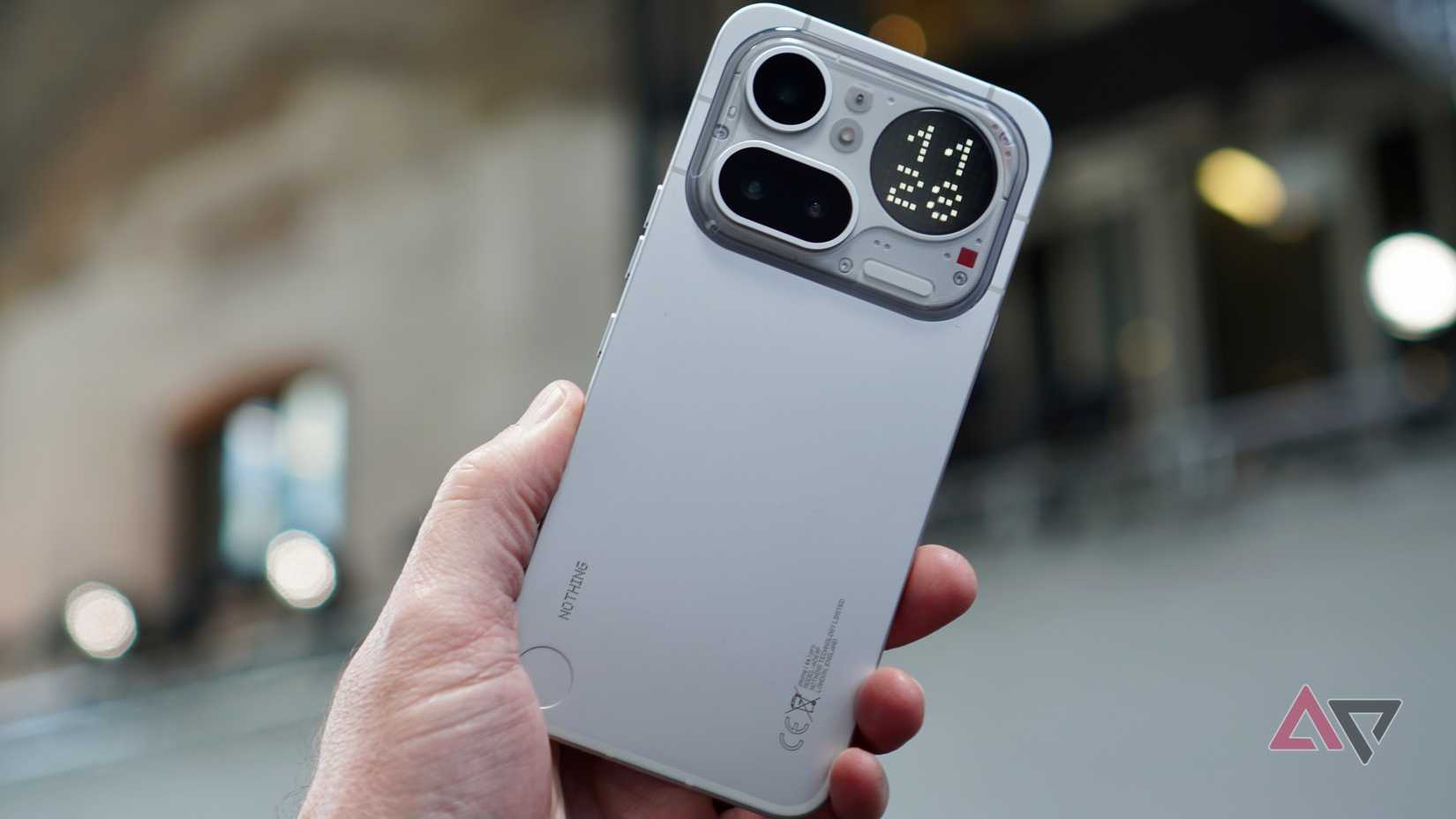 Una persona che tiene in mano il Nothing Phone (4a) Pro