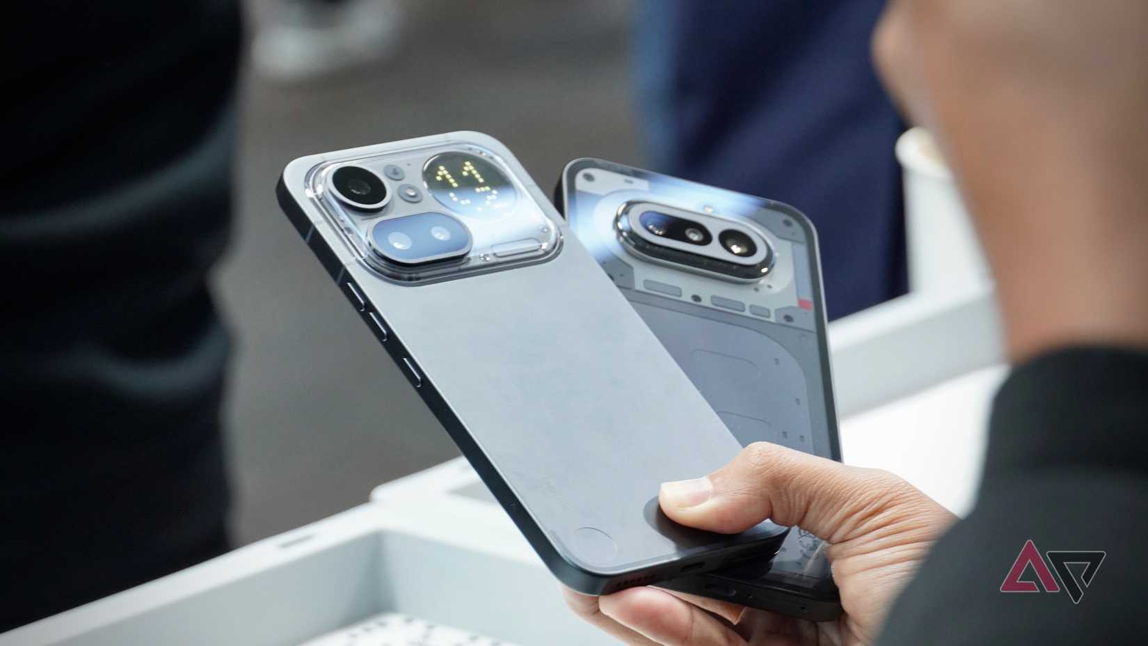 Una persona che tiene in mano il Nothing Phone (4a) Pro