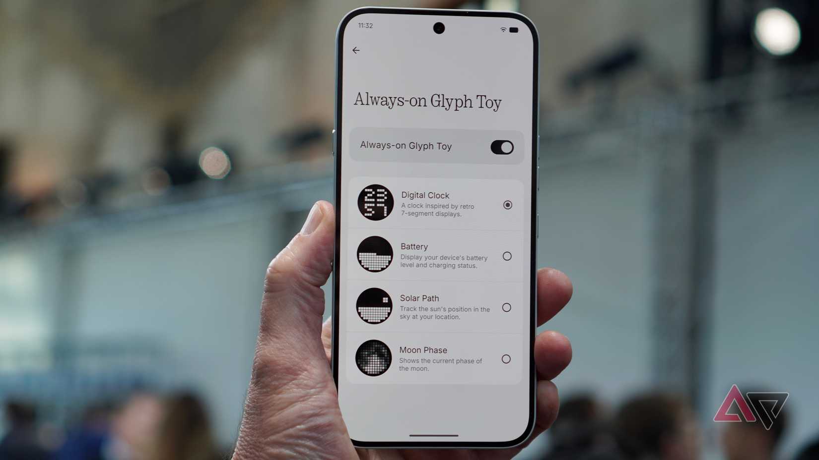 Una persona che tiene in mano il Nothing Phone (4a) Pro
