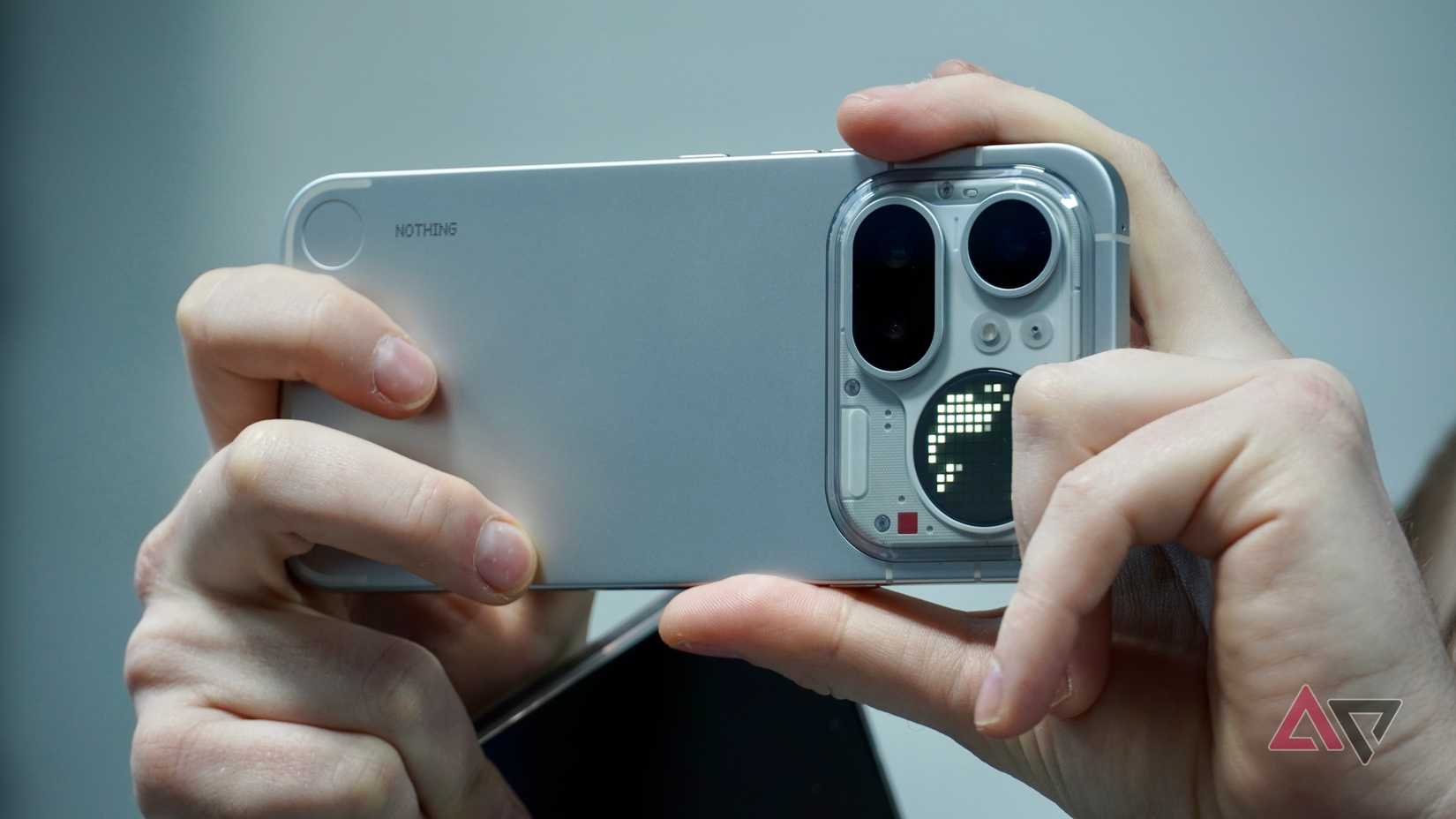 Una persona che tiene in mano il Nothing Phone (4a) Pro