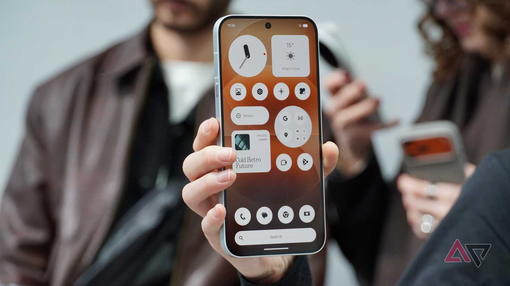 Una persona che tiene in mano il Nothing Phone (4a) Pro