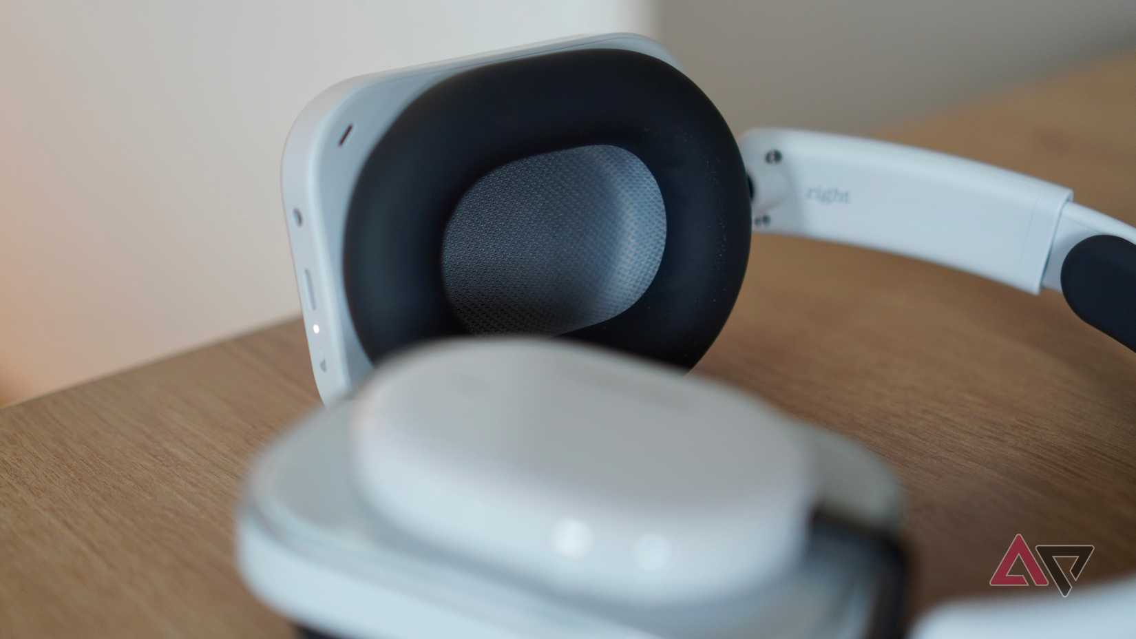 La coppa interna delle cuffie Nothing (a)