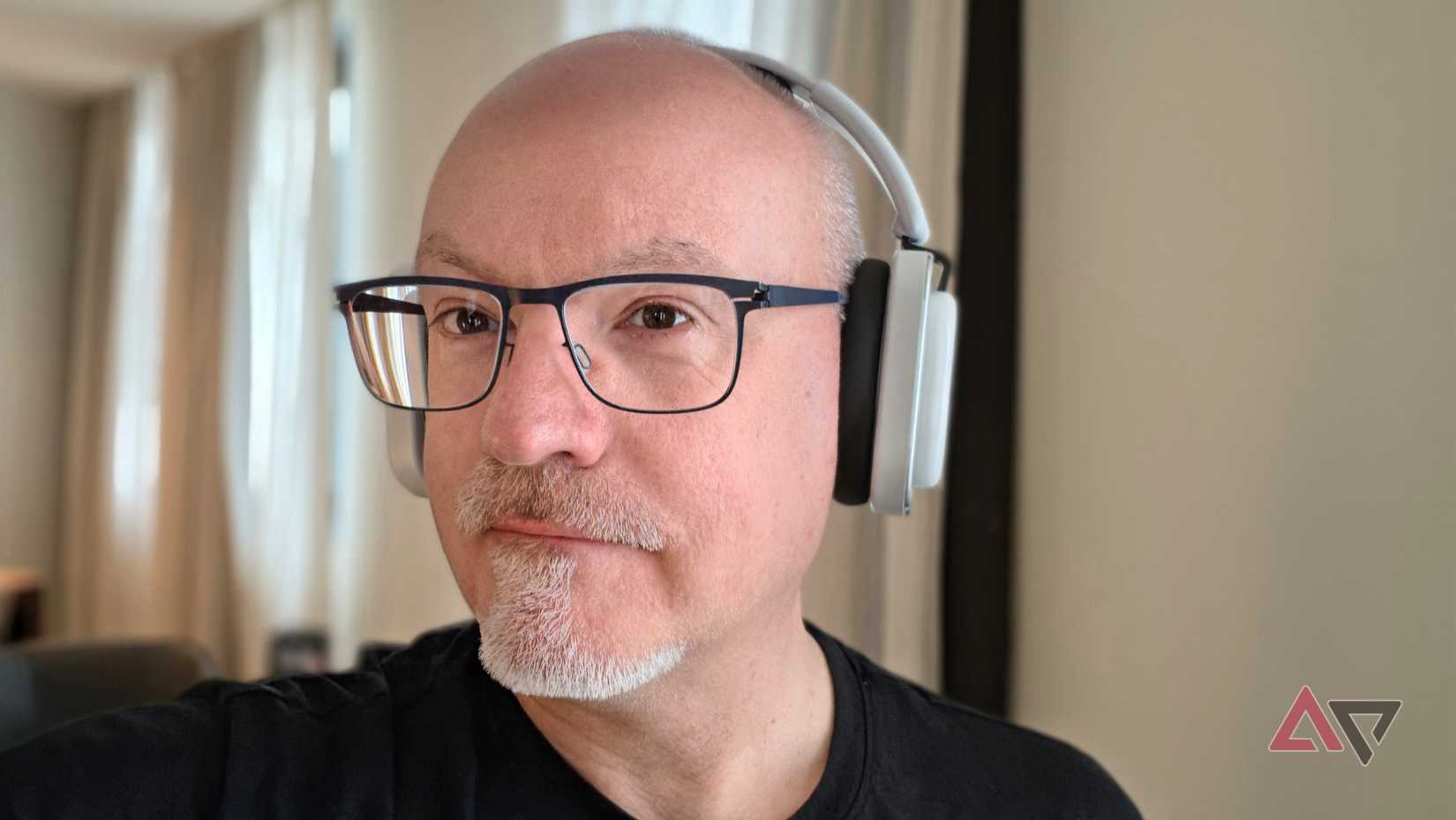 Uma pessoa usando o fone de ouvido Nothing (a)