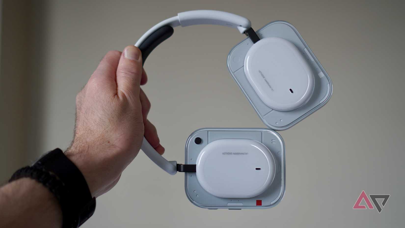 Una persona che tiene in mano le cuffie Nothing (a)