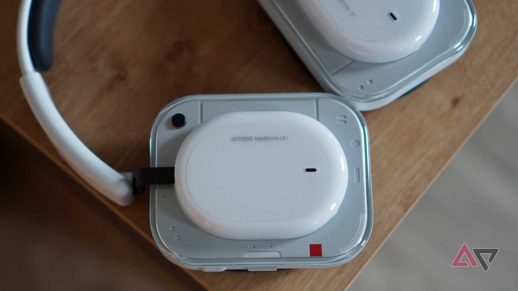 Il logo Nothing Headphone (a) sulla tazza