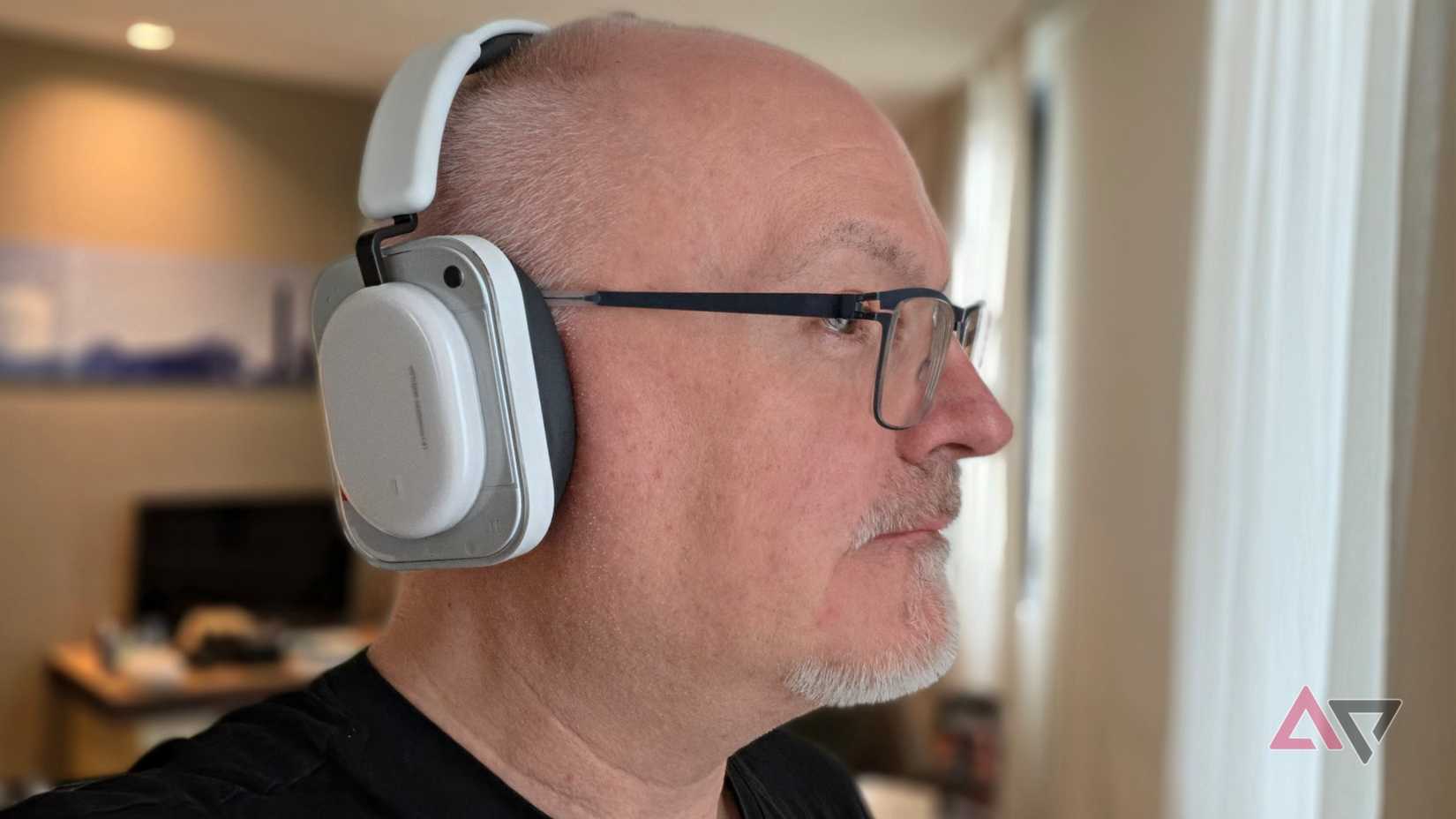 Uma pessoa usando o fone de ouvido Nothing (a)