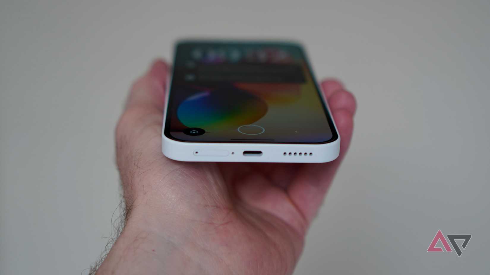 La porta di ricarica del Nothing Phone (4a).